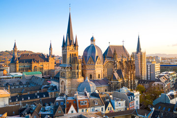 Aachen bei Sonnenaufgang mit Dom und Rathaus