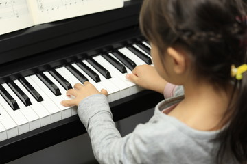 ピアノを弾く幼児(5歳児)