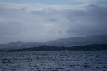 Widok na Oslofjord w wietrzny i pochmurny dzień