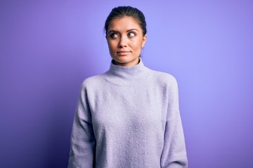 Obraz premium Young beautiful woman with blue eyes wearing casual turtleneck sweater over pink background smiling looking to the side and staring away thinking.