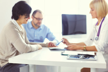 Obraz premium Close up of doctor and patient sitting at the desk near the window in hospital