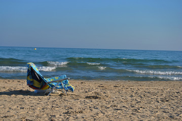 Fototapeta na wymiar Día de relax en la playa y el mar como fondo.