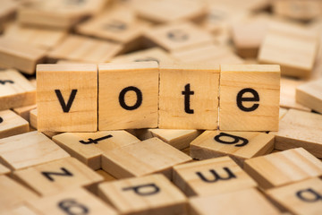 Lettres en bois composant le mot "vote"
