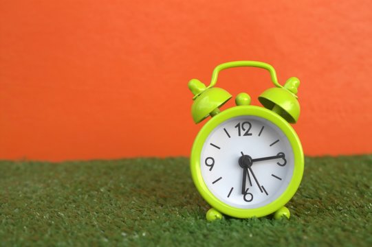 reloj decorativo verde fondo naranja