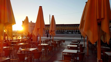 Une terrasse au Portugal pendant un lever de soleil 