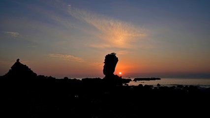 両子岩のシルエットと夕日のコラボ情景＠長崎