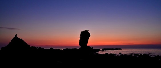 両子岩のシルエットとブルーモーメントのピーク情景＠長崎