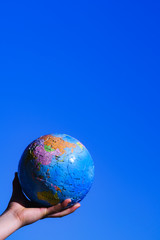 地球　グローバリゼーション　地球　子供の手　パーツカット　エコロジー　環境　未来　希望　将来　平和	