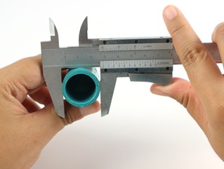 Measuring external dimensions of parts with vernier calipers.