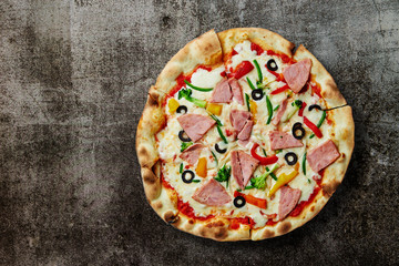 Ham, olive and paprika pizza 