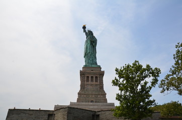 Obraz na płótnie Canvas statue of liberty landmark with torch and sky