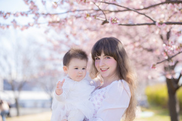 赤ちゃんとお母さんと桜の木