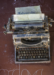 Fototapeta na wymiar Rusty old antique typewriter on a wooden table