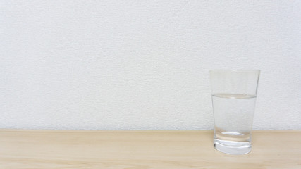 木製のテーブルに置いた水