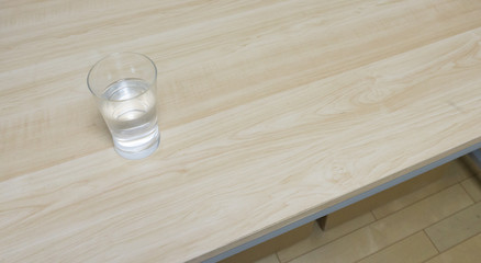 木製のテーブルに置いた水