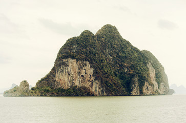 Naklejka premium Thailand island with rock striations and vegetation