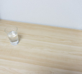 木製のテーブルに置いた水