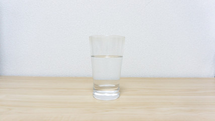 木製のテーブルに置いた水
