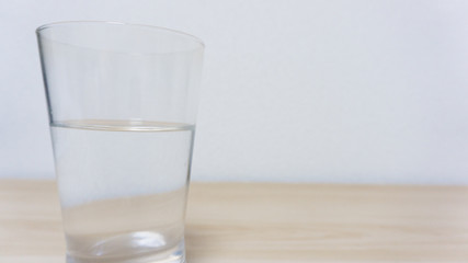 木製のテーブルに置いた水