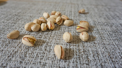 グレーのテーブルクロスとピスタチオ