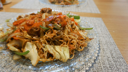 一味をたっぷりかけた焼きそば