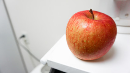 キッチンに置いてあるりんご