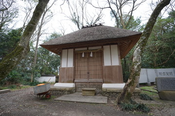 茅葺き屋根の家