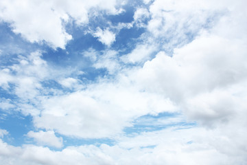 Obraz premium Many white clouds against bright blue sky on sunny day