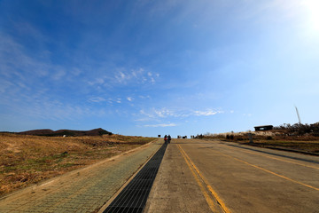 Fototapeta na wymiar 넓은 콘크리트 도로가 보이는 풍경