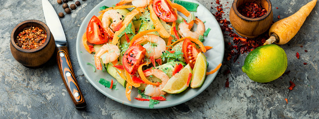Salad with prawn and vegetables