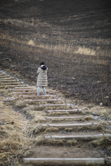 山道にたたずむ女性