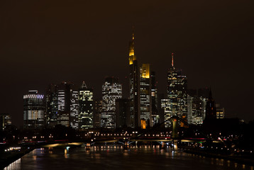 Fototapeta na wymiar Skyline von Frankfurt am Main in Hessen, Deutschland bei Nacht 