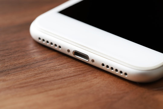 スマートフォン（iphone）のライトニングケーブルの差込口と音声スピーカー