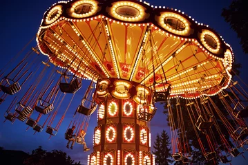 Papier Peint photo autocollant Parc dattractions Carrousel Merry-go-round dans un parc d& 39 attractions dans une ville de nuit