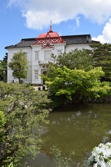 赤いドームの大宝館 ／...