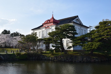 Fototapeta premium 赤いドームの大宝館 ／ 山形県鶴岡市にある大宝館は、大正天皇の即位を記念して、大正４年(1915)に建てられた、赤いドームと白壁が特徴の、完成度の高い擬洋風建築です。開館当初は、物産陳列場、戦後は市立図書館として利用されていました。現在は、明治の文豪・高山樗牛や、日本のダ・ヴィンチといわれた松森胤保、昭和初期の日本の代表作家・横光利一など、鶴岡が生んだ先人たちの偉業を讃える資料を展示しています。