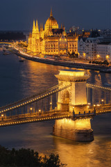 Fototapeta na wymiar Chain bridge and the Parliament building at night in Budapest