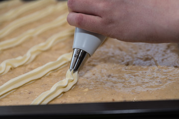 Mit Dressiersack Kuchen verzieren