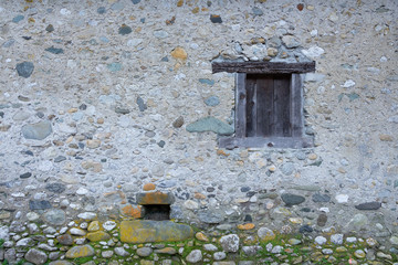 vielle façade de maison en pierre et bois 