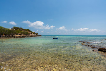 Obraz premium beautiful soft wave clear blue transparency sea ocean water and rocks at the bottom of the tropical paradise beach coast summer sea view at PP Island, Krabi, Phuket, Thailand.