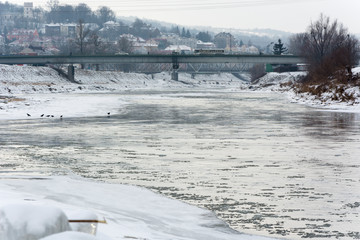 Zamarzająca rzeka w tle most miasto