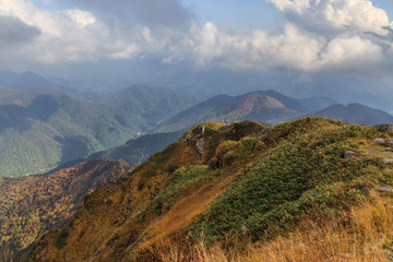 秋の天神峠から谷川岳への登山道からみた風景