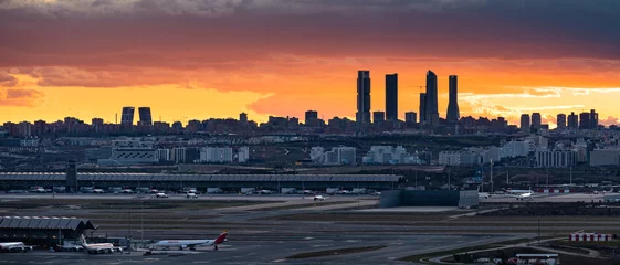 Fototapeten Stadtbild von Madrid Skyline und Flughafen (Madrid, Spanien) © Alberto Giron