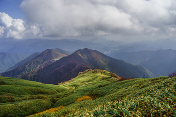  	秋の天神峠から谷川岳への登山道からみた風景