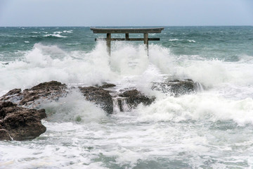 嵐の神磯の鳥居