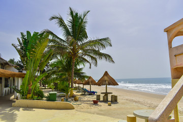 Playa paradisíaca de cap skirring en el sur de Senegal, Africa, sombrillas de paja y palmeras en la playa