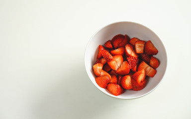 Obstsalat mit Erdbeeren in einer Schüssel 