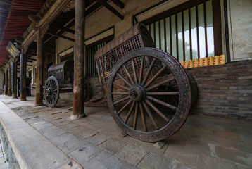 Obraz premium Old carriage or wooden cart to transport the Chinese nobility and aristocracy. Pingyao Confucian Temple, Pingyao Ancient City, Shanxi province, China