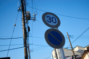 交通標識・速度制限３０km/h 青空