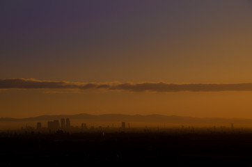 朝焼けに染まる丘から見た景色